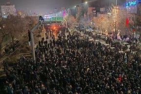 Улицы Тегерана в огне, протестующие поджигают здания КСИР