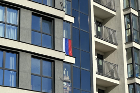 Фотофакт. Перевернутый флаг России в окне минской многоэтажки