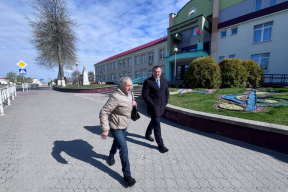 В Свислочи местная газета решила пропиарить главу района необычным способом — получилось так себе