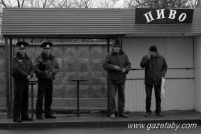 «Отдельный вид наглой лжи». Чего добился режим Лукашенко в борьбе с алкоголизмом за 30 лет?